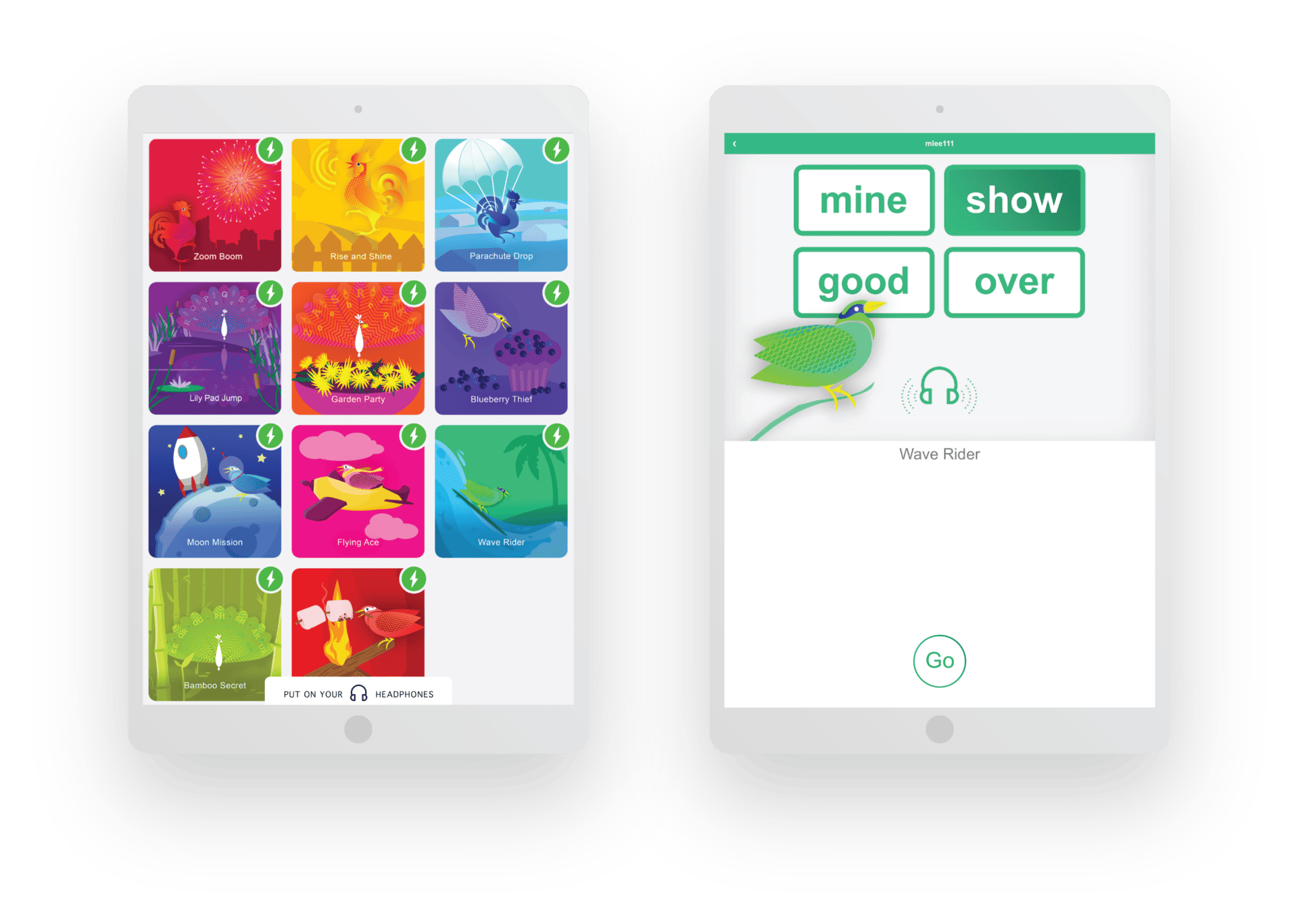 Dos tabletas muestran coloridas aplicaciones educativas para niños. La pantalla izquierda muestra varios íconos de juegos y la pantalla derecha muestra un juego de combinación de palabras con gráficos de un pájaro y auriculares.