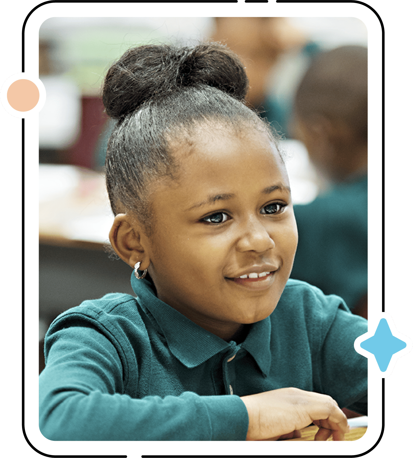 Niña con un moño alto sonriendo en un salón de clases, vistiendo una camiseta polo verde, participando en programas de alfabetización bilingüe, con sus compañeros al fondo.